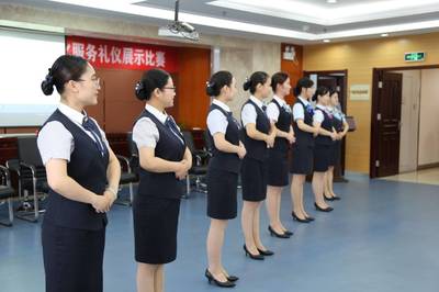 儀展風(fēng)采 禮潤窗口——揚州市住房公積金系統(tǒng)成功舉辦首屆窗口標(biāo)準(zhǔn)化服務(wù)禮儀展示比賽